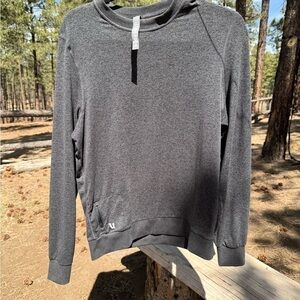 Vuori Long Sleeved Crew Size Medium, like new